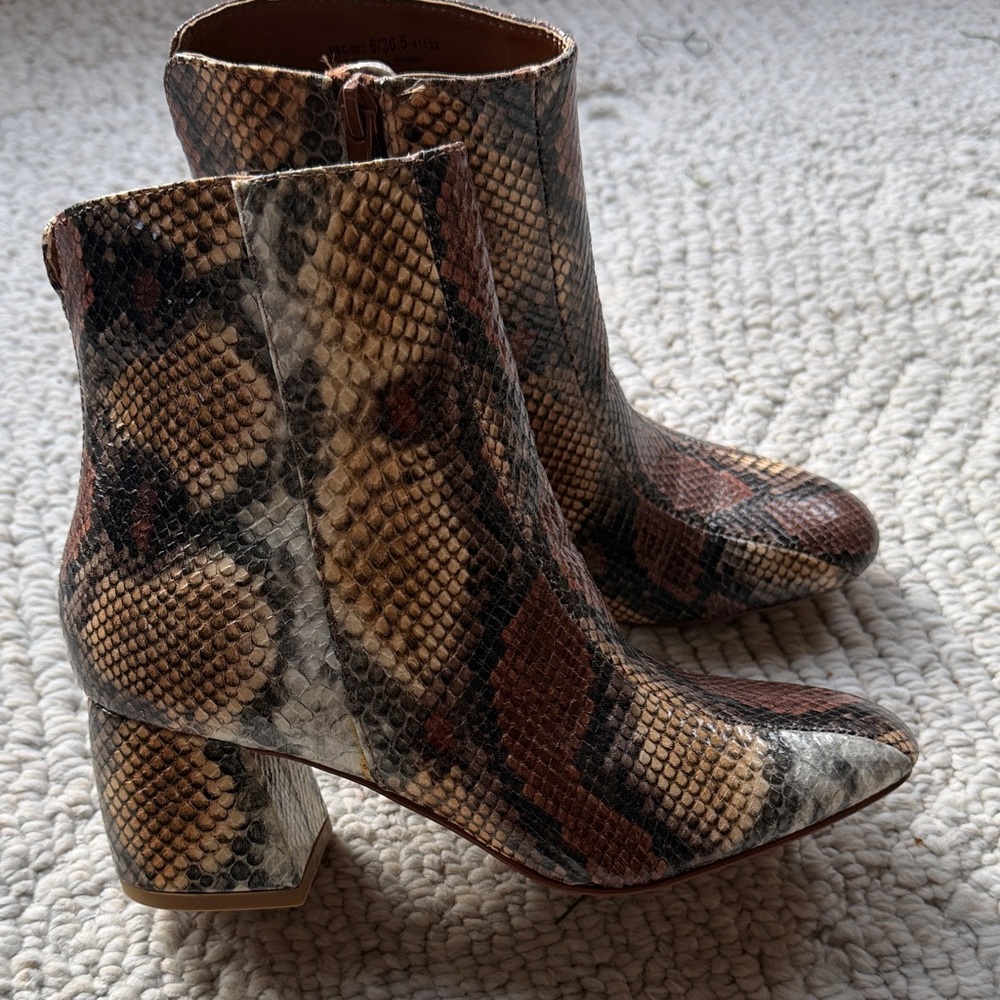 Chinese Laundry Los Angeles brand fashion bootie brand new size 6